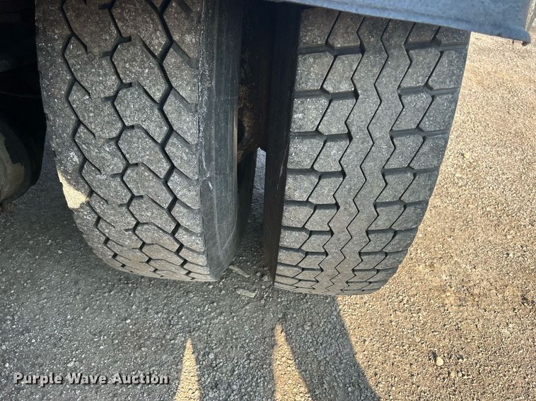 image for item DS8751 2004 International 4300  spreader truck