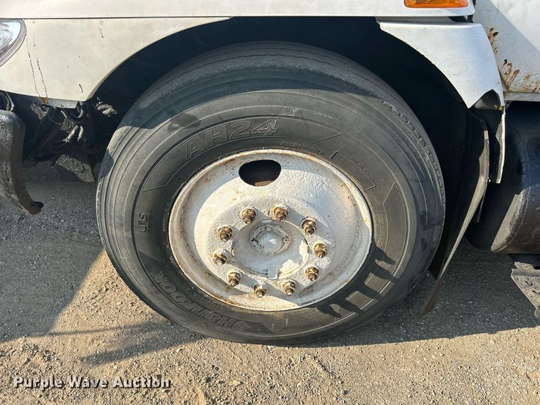 image for item DS8751 2004 International 4300  spreader truck