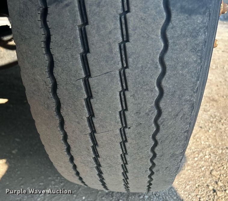 image for item DS8751 2004 International 4300  spreader truck