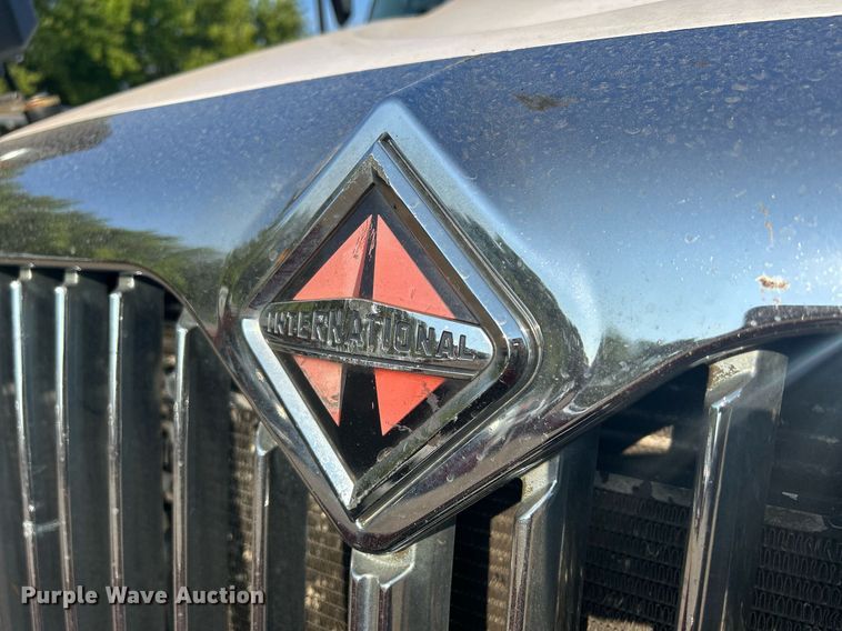 image for item DS8751 2004 International 4300  spreader truck