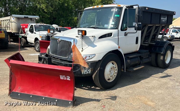 image for item DS8753 2004 International 4300  spreader truck