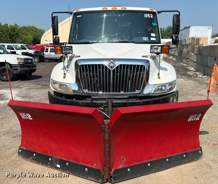 image for item DS8753 2004 International 4300  spreader truck