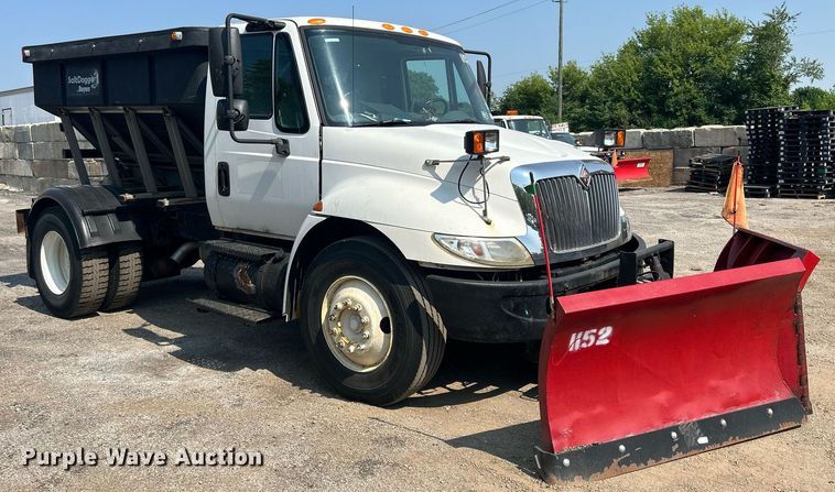 image for item DS8753 2004 International 4300  spreader truck