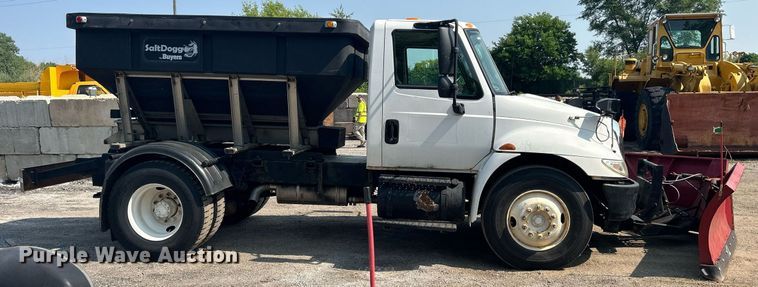 image for item DS8753 2004 International 4300  spreader truck