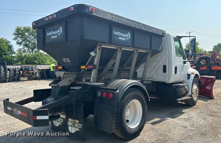 image for item DS8753 2004 International 4300  spreader truck