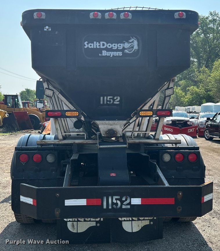 image for item DS8753 2004 International 4300  spreader truck