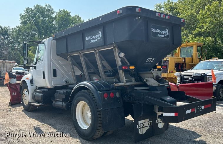 image for item DS8753 2004 International 4300  spreader truck