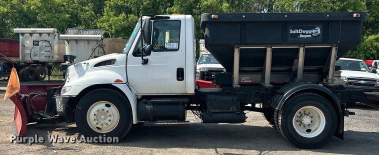 image for item DS8753 2004 International 4300  spreader truck