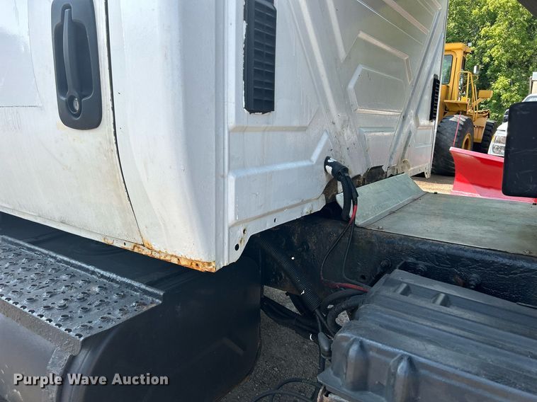 image for item DS8753 2004 International 4300  spreader truck