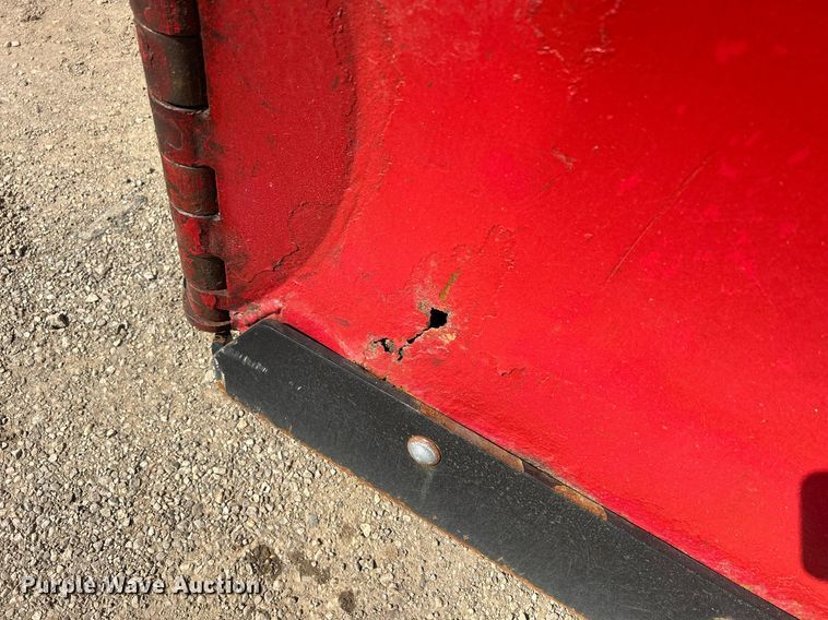 image for item DS8753 2004 International 4300  spreader truck