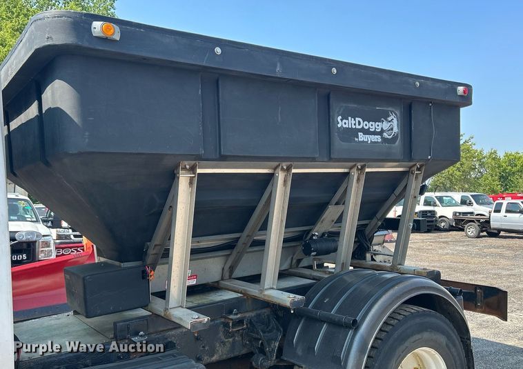 image for item DS8753 2004 International 4300  spreader truck