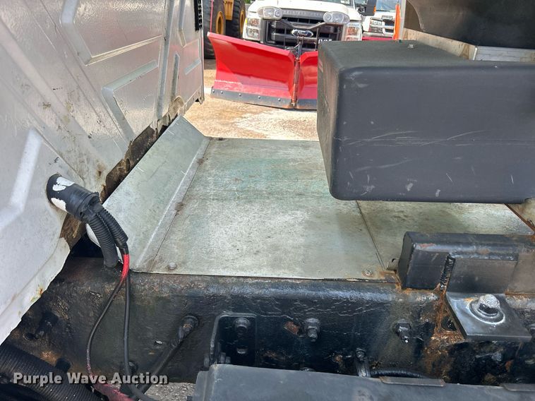 image for item DS8753 2004 International 4300  spreader truck