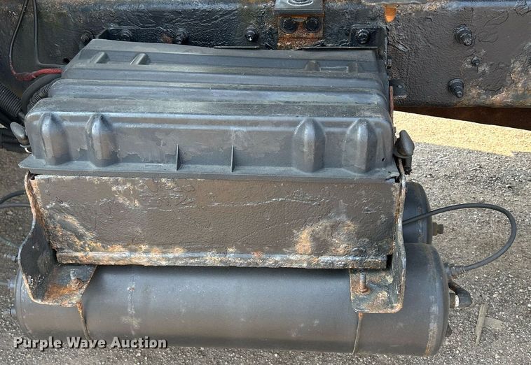 image for item DS8753 2004 International 4300  spreader truck