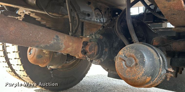 image for item DS8753 2004 International 4300  spreader truck