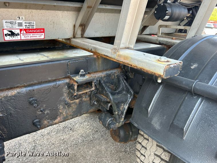 image for item DS8753 2004 International 4300  spreader truck