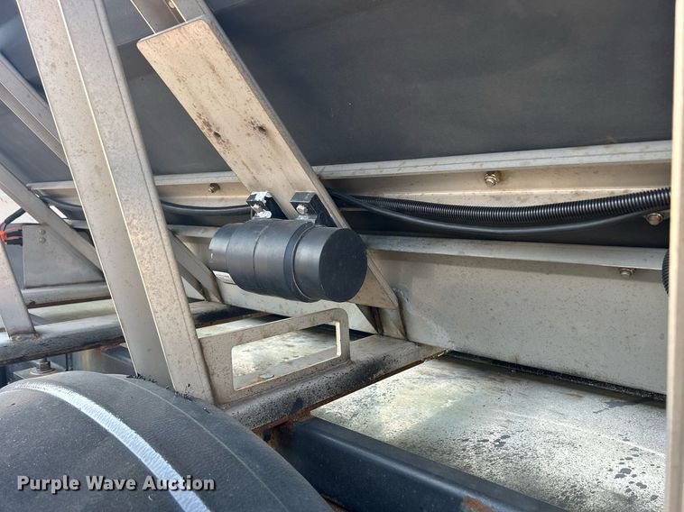 image for item DS8753 2004 International 4300  spreader truck