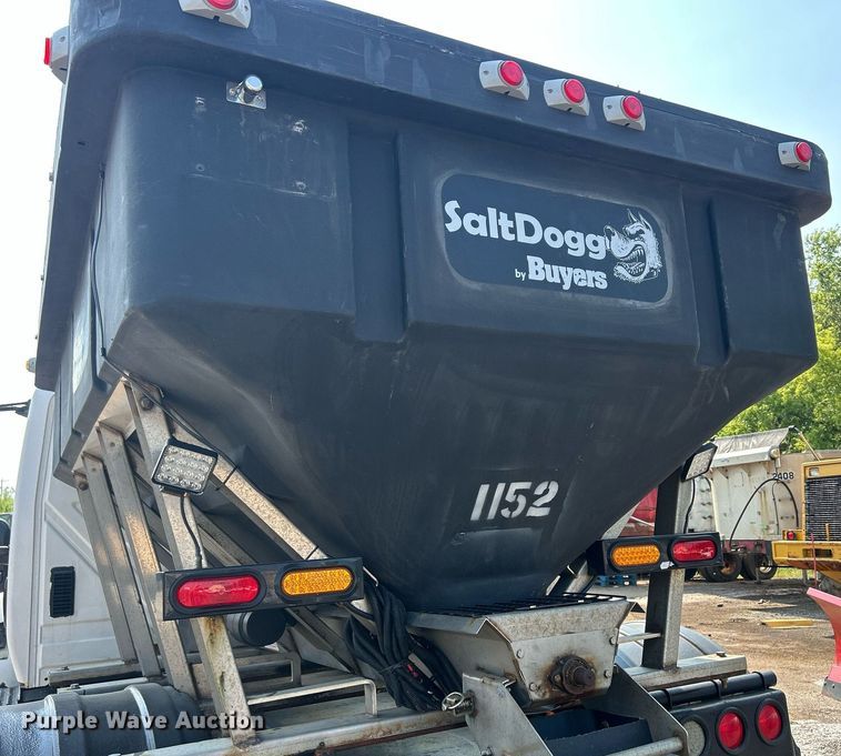 image for item DS8753 2004 International 4300  spreader truck