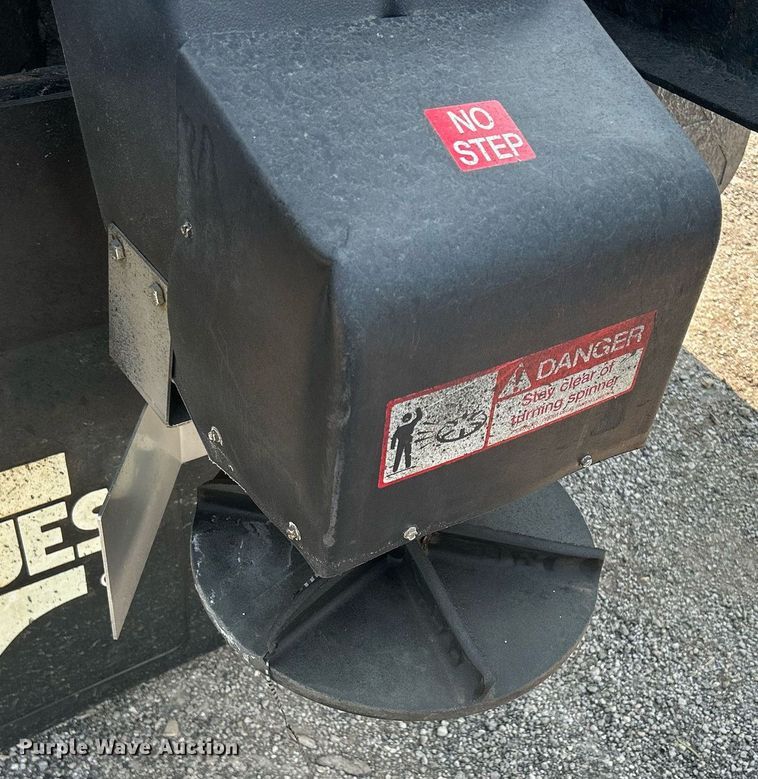 image for item DS8753 2004 International 4300  spreader truck