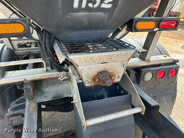 image for item DS8753 2004 International 4300  spreader truck