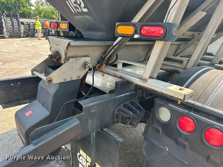 image for item DS8753 2004 International 4300  spreader truck