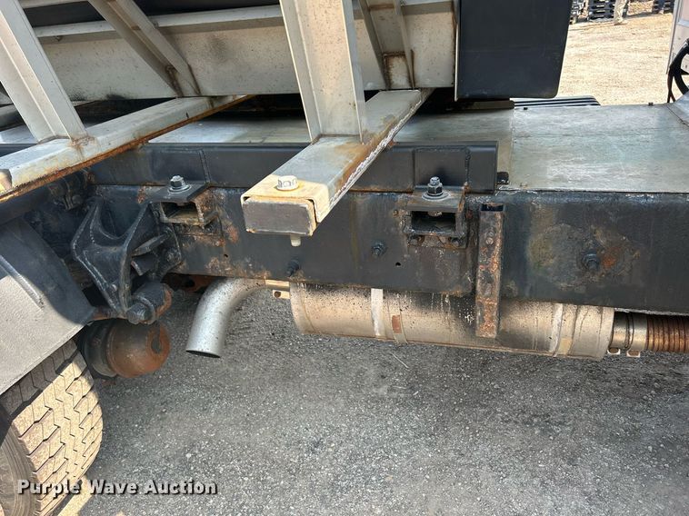 image for item DS8753 2004 International 4300  spreader truck