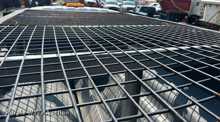 image for item DS8753 2004 International 4300  spreader truck