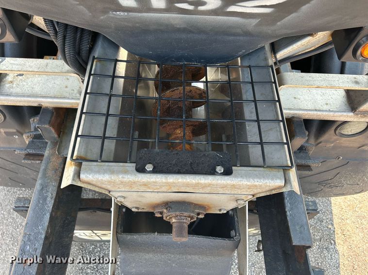 image for item DS8753 2004 International 4300  spreader truck