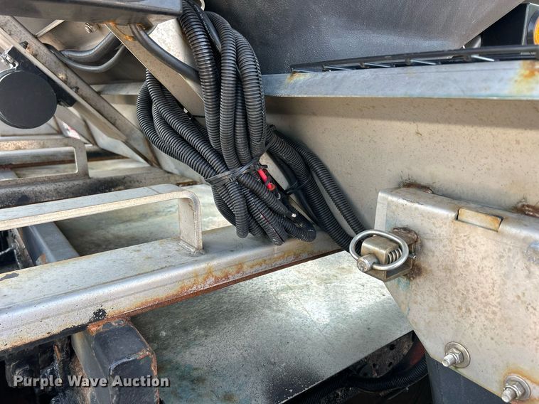 image for item DS8753 2004 International 4300  spreader truck