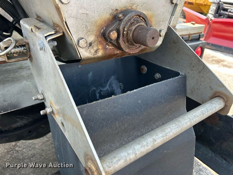 image for item DS8753 2004 International 4300  spreader truck