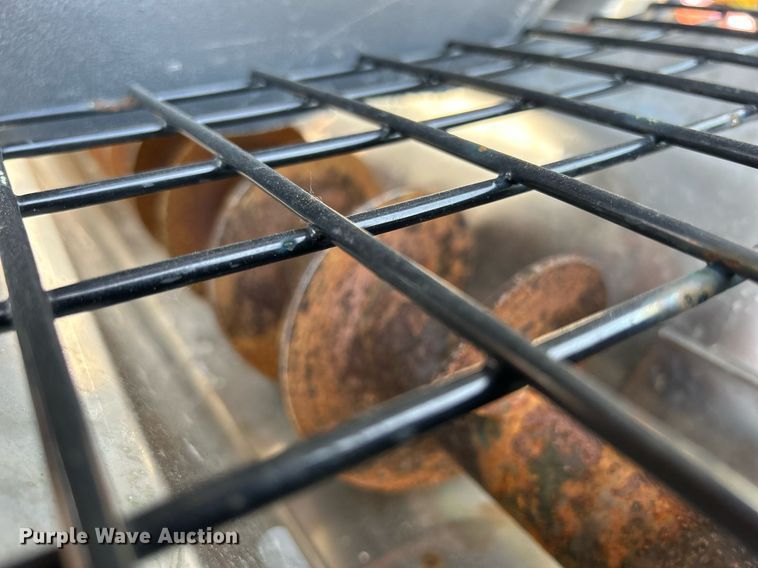 image for item DS8753 2004 International 4300  spreader truck