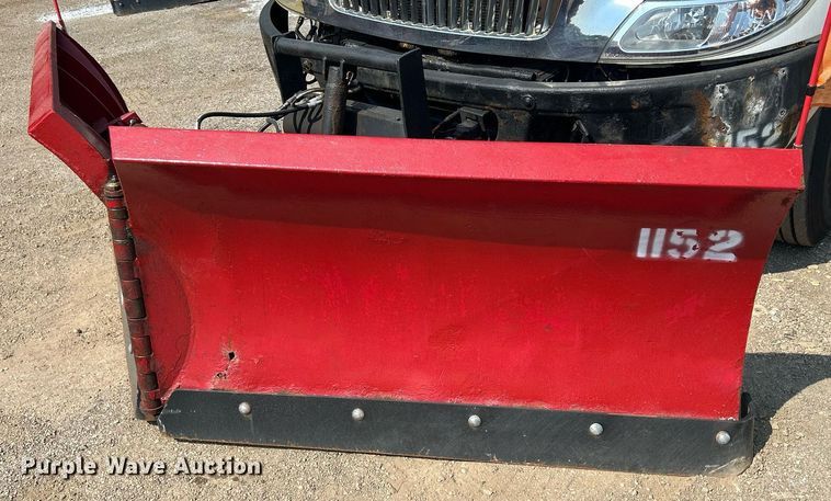 image for item DS8753 2004 International 4300  spreader truck