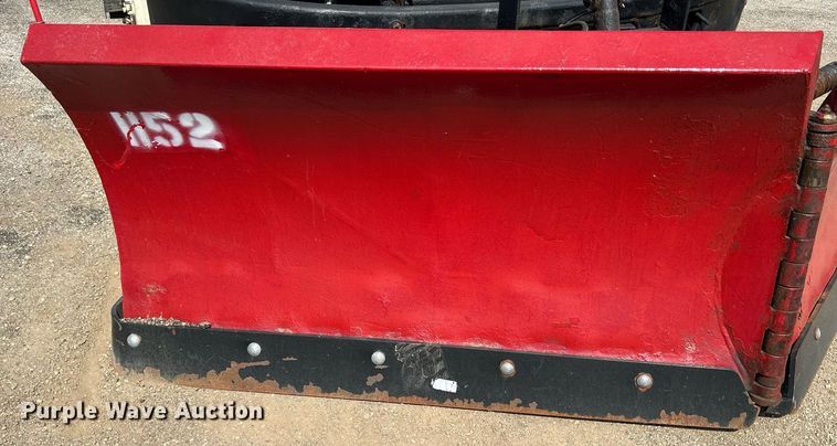 image for item DS8753 2004 International 4300  spreader truck