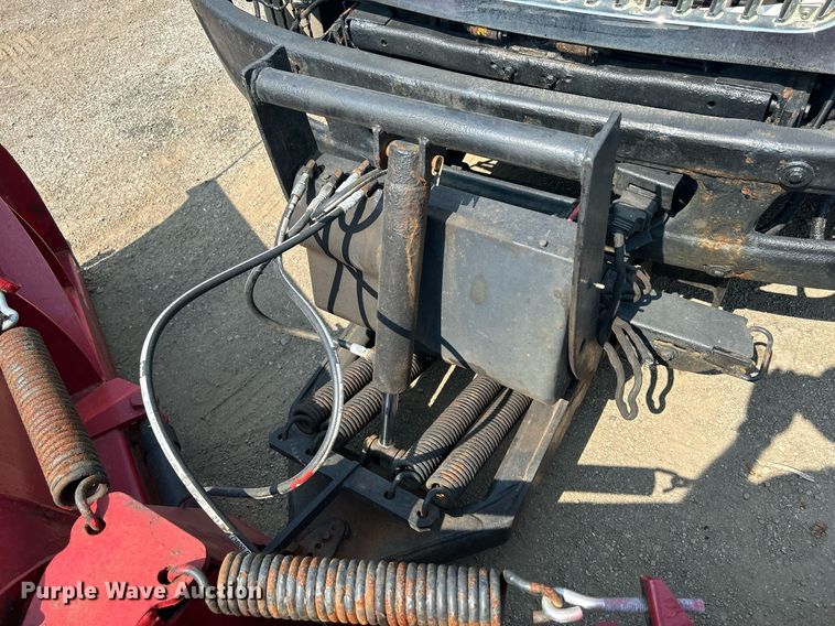 image for item DS8753 2004 International 4300  spreader truck