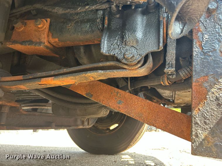 image for item DS8753 2004 International 4300  spreader truck