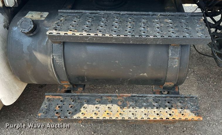 image for item DS8753 2004 International 4300  spreader truck