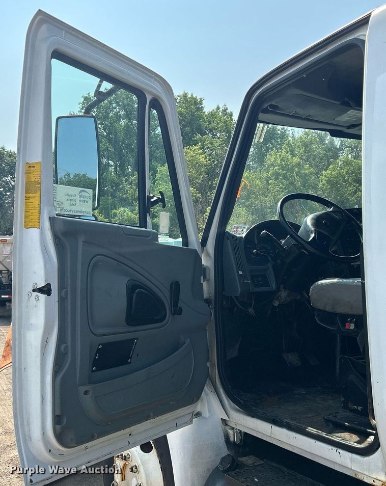 image for item DS8753 2004 International 4300  spreader truck