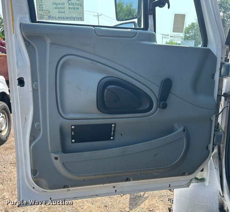 image for item DS8753 2004 International 4300  spreader truck