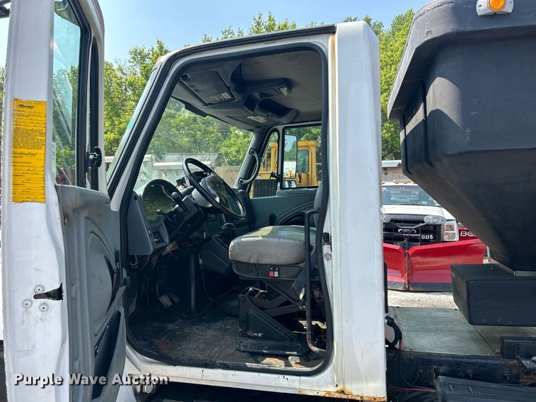 image for item DS8753 2004 International 4300  spreader truck