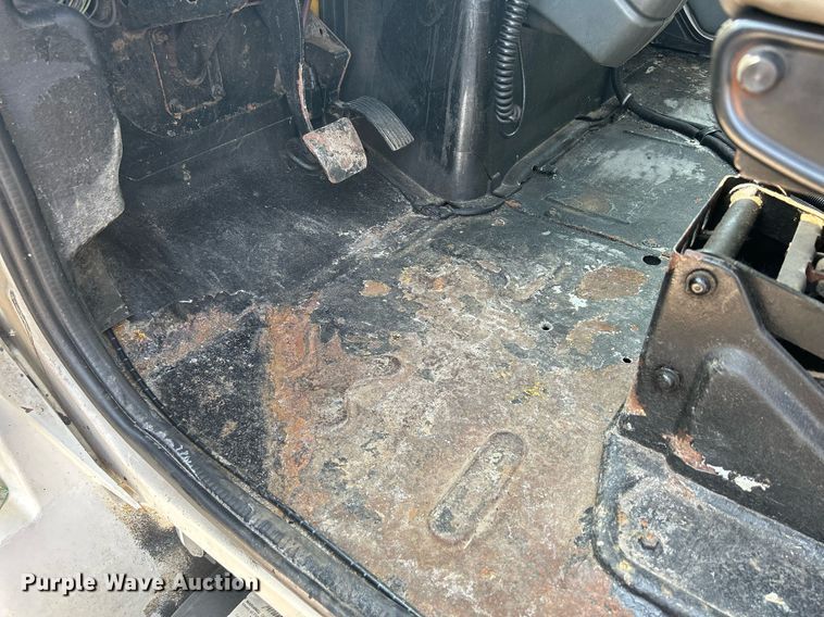 image for item DS8753 2004 International 4300  spreader truck