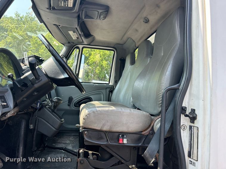 image for item DS8753 2004 International 4300  spreader truck