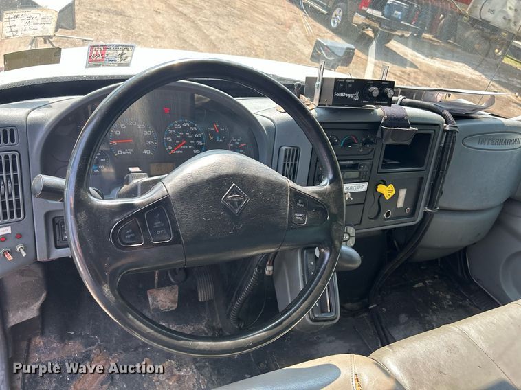 image for item DS8753 2004 International 4300  spreader truck