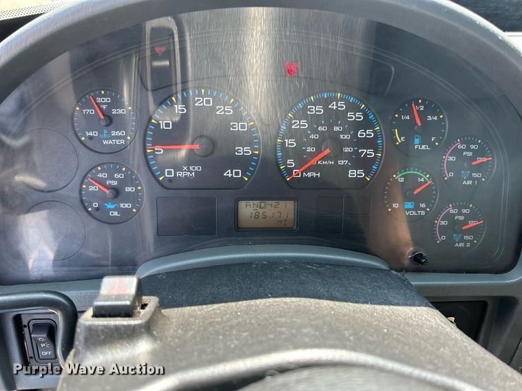 image for item DS8753 2004 International 4300  spreader truck