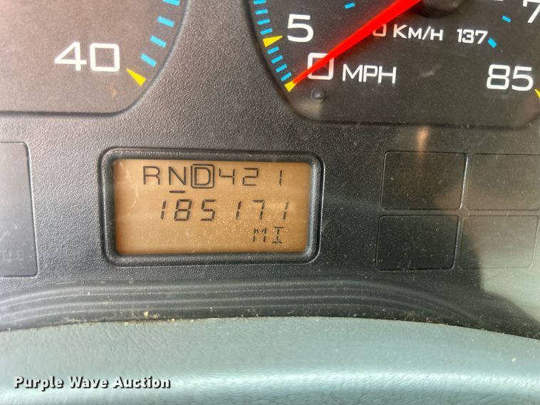 image for item DS8753 2004 International 4300  spreader truck