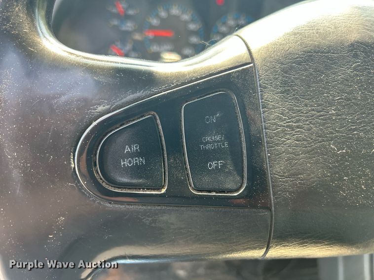 image for item DS8753 2004 International 4300  spreader truck