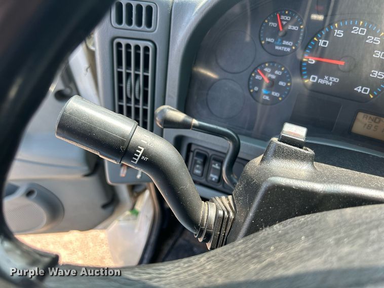 image for item DS8753 2004 International 4300  spreader truck