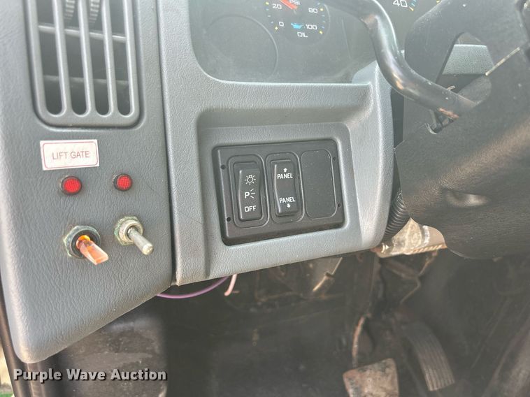 image for item DS8753 2004 International 4300  spreader truck