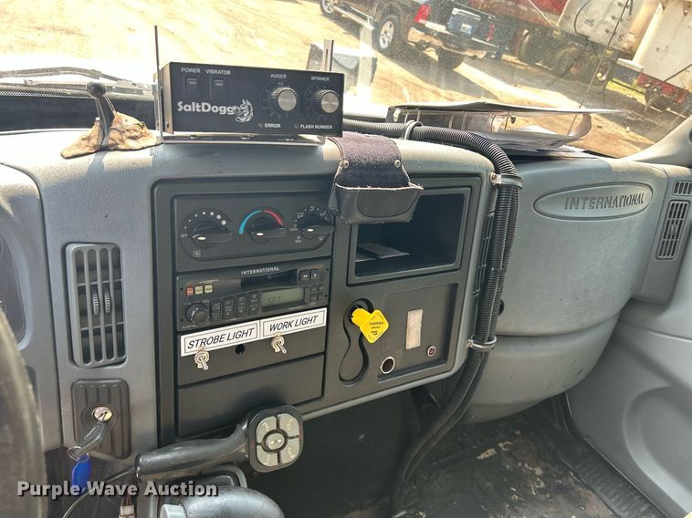 image for item DS8753 2004 International 4300  spreader truck