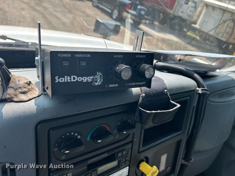 image for item DS8753 2004 International 4300  spreader truck