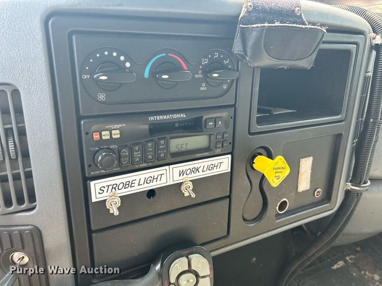 image for item DS8753 2004 International 4300  spreader truck