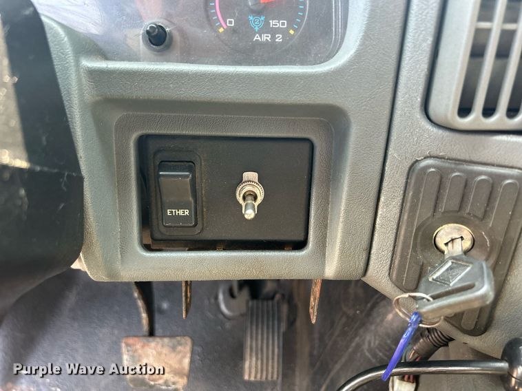 image for item DS8753 2004 International 4300  spreader truck